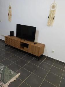 a living room with a flat screen tv on a table at Appartement confortable à Sainte-Marie de 72 m² in Fond Saint-Jacques