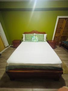 un lit dans une chambre avec un mur végétal dans l'établissement Cinnamon Cottage - Peaceful retreat in nature, à Soufrière