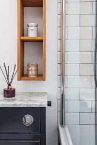 ein Bad mit einem schwarzen Schrank und einer Dusche in der Unterkunft Wavecrest in Portreath + 19 Fotos