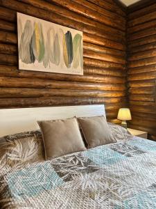 Un dormitorio con una cama y una pared de madera. en Chalet Seaview by AR Group Hotels, en Isola delle Femmine