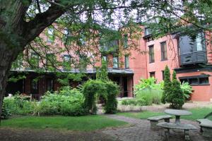 ピッツバーグにあるVillagio Boutique Hotelのピクニックテーブル付き公園