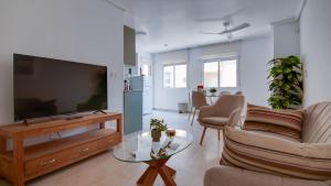 TV a/nebo společenská místnost v ubytování 50m from the sea, Calle San Enrique 3-1 + 19 fotografií