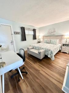 En eller flere senge i et værelse på Private Wrightsville Beach Retreat - Channel View! + 42 billeder