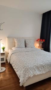 Ένα ή περισσότερα κρεβάτια σε δωμάτιο στο 2靠近奥利机场 巴黎圣母院 埃菲尔铁塔 卢浮宫凯旋门 经济大床双人间