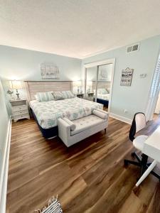 En eller flere senge i et værelse på Private Wrightsville Beach Retreat - Channel View!