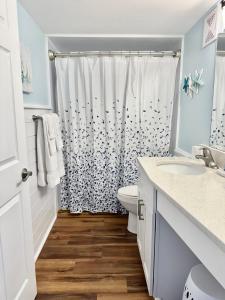 Et badeværelse på Private Wrightsville Beach Retreat - Channel View!