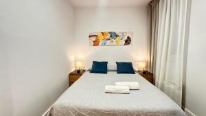 En eller flere senge i et værelse på Habitaciones Manuela + 23 billeder