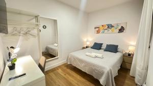 En eller flere senge i et værelse på Habitaciones Manuela