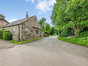 PrestonにあるFox Cover - Uk49892の石造りの家の前の空き道