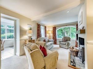 PrestonにあるFox Cover - Uk49892のリビングルーム(家具、暖炉付)