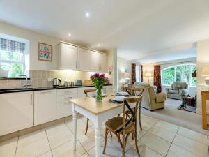 PrestonにあるFox Cover - Uk49892のテーブルと椅子のあるキッチンとリビングルーム