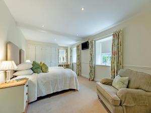 PrestonにあるFox Cover - Uk49892のベッドとソファと窓のある寝室 +19枚の写真