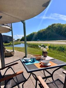 ユリアーナドルプにあるDe Duinroosの眺めの良い、ボウルと花が置かれたテーブル