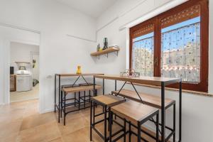 a kitchen with two tables and two stools at Appartamento Matteo in Pula
