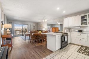 ブランソンにあるPoolside Oasis at the Pointe - 2BR Condo Minutes From Table Rock Lakeのキッチン(白いキャビネット付)、ダイニングルーム(テーブル付) +22枚の写真