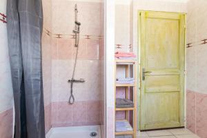 een badkamer met een douche en een douche via de achterdeur bij Les hortensias in Grâces +30 foto's