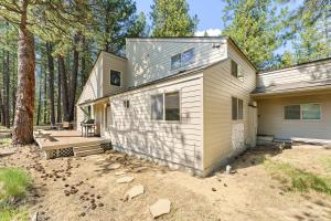 una pequeña casa blanca en medio de un patio en 2 Landrise, en Sunriver
