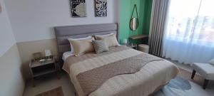 ein Schlafzimmer mit großem Bett und Fenster in der Unterkunft Serenidad Palmas in Santa Cruz de la Sierra