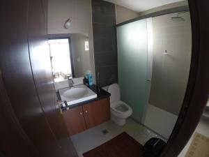 ein kleines Badezimmer mit Waschbecken und Toilette in der Unterkunft Serenidad Palmas in Santa Cruz de la Sierra