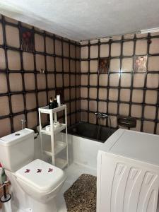 Un baño de Sunday's Apartment