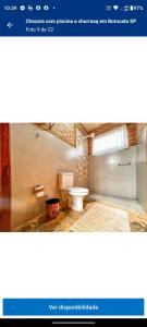 bagno con servizi igienici bianchi e finestra di Chacara Girassol a Botucatu