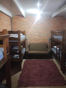 Camera con 3 letti a castello e un divano. di Chacara Girassol a Botucatu Altre 9 foto