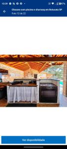 un sito web di una cucina con un tavolo in una stanza di Chacara Girassol a Botucatu