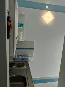 Beautiful view في كوتور: مطبخ صغير مع مغسلة وضوء +22 صورة