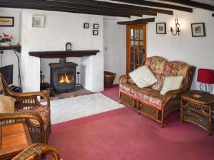 ein Wohnzimmer mit Couch und Kamin in der Unterkunft Rivers View - Uk49662 in Braunton