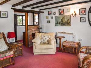 ein Wohnzimmer voller Möbel und einem Stuhl in der Unterkunft Rivers View - Uk49662 in Braunton