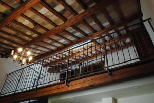 een gebouw met een balkon met een kroonluchter bij Apollo in Pesaro +32 foto's