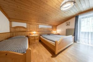 Ένα ή περισσότερα κρεβάτια σε δωμάτιο στο Ciasa Miriam