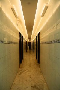チェンナイにあるIlah residencyの長廊のある建物内の空廊