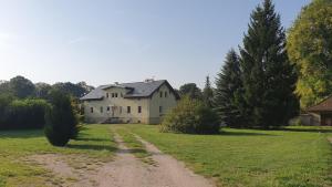 ein Haus auf einem Feld mit einer unbefestigten Straße in der Unterkunft Cozy 2-room apartment in Hohendorf + 5 Fotos