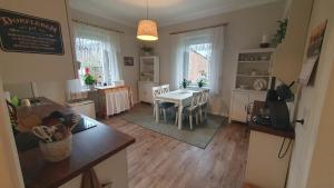 eine Küche und ein Wohnzimmer mit Tisch und ein Esszimmer in der Unterkunft Cozy 2-room apartment in Hohendorf