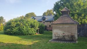 ein Pavillon mit Tisch und Stühlen in einem Hof in der Unterkunft Cozy 2-room apartment in Hohendorf