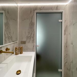 Ένα μπάνιο στο White Rose Athens Residence