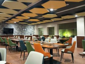 TV a/nebo společenská místnost v ubytování Welcomhotel By ITC Hotels Bodh Gaya Hotel & Convention Centre