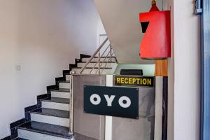 ein Treppenhaus mit einem Ausgangsschild und einem Schild zur Umgestaltung in der Unterkunft Hotel O RR Palace in Bheta
