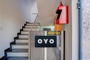 Eine Treppe mit einem Schild, auf dem „Oxy“ steht. in der Unterkunft Hotel O RR Palace in Bheta