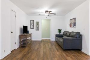 TV a/nebo společenská místnost v ubytování Abby's Place - Close to attractions