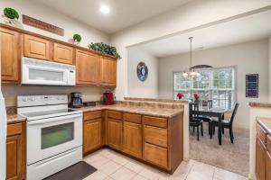 una cucina con elettrodomestici bianchi e una sala da pranzo di Silver Dollar Hideaway - Pet Friendly a Branson West