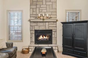 un soggiorno con camino e divano di Silver Dollar Hideaway - Pet Friendly a Branson West