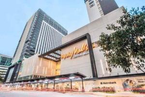 een gebouw met een uithangbord aan de zijkant bij 2Bedroom 2Bathroom AvidaRialaTowers with Pool Netflix in Cebu City