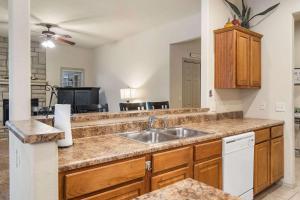 una cucina con un lavello e un bancone di Silver Dollar Hideaway - Pet Friendly a Branson West
