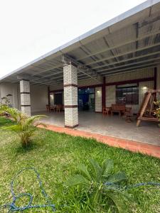 a building with a patio with tables and chairs at Hospedaje Diamante in Piribebuy +2 photos