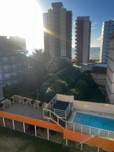 een uitzicht op een gebouw met een zwembad bij Metro in Villa Gesell