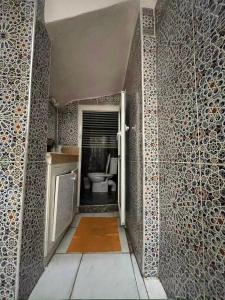 - Baño con aseo en una habitación en L'Oa, en Rabat