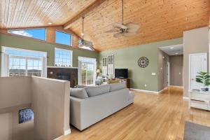 a living room with a couch and a ceiling at The Greenview Manor with Lake Views in Kimberling City