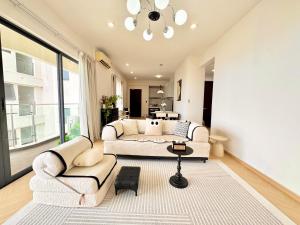 ein Wohnzimmer mit Sofa und Tisch in der Unterkunft Kingsbay Danga Bay Country Garden by Luxecocoo CK in Johor Bahru